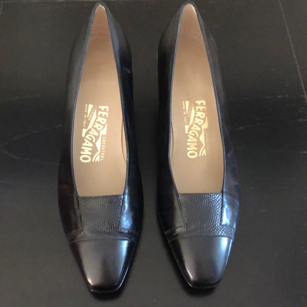 Vintage Salvatore Ferragamo black heels size 9 B